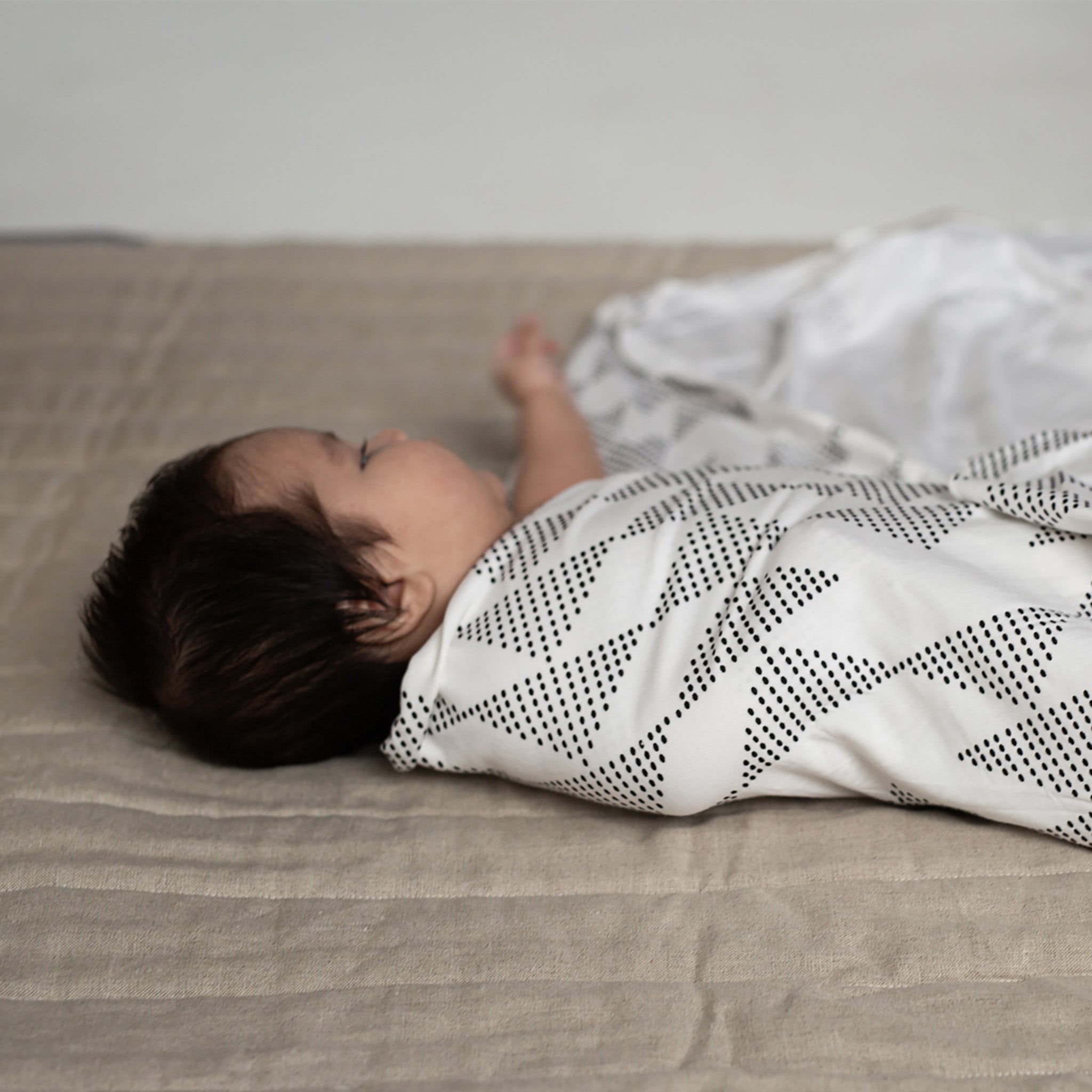 Niiwin Swaddle Blanket - White/Black