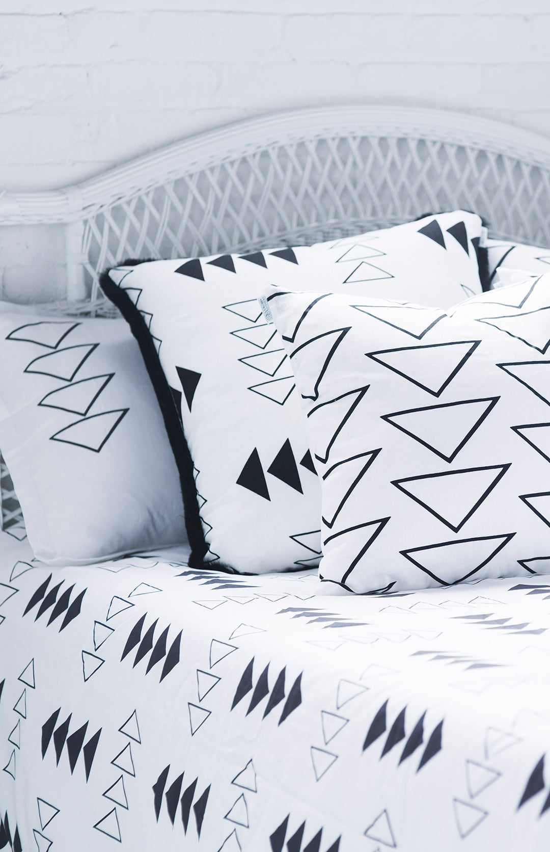 Asiniikaa: Bezhig - Queen Size Duvet + Shams