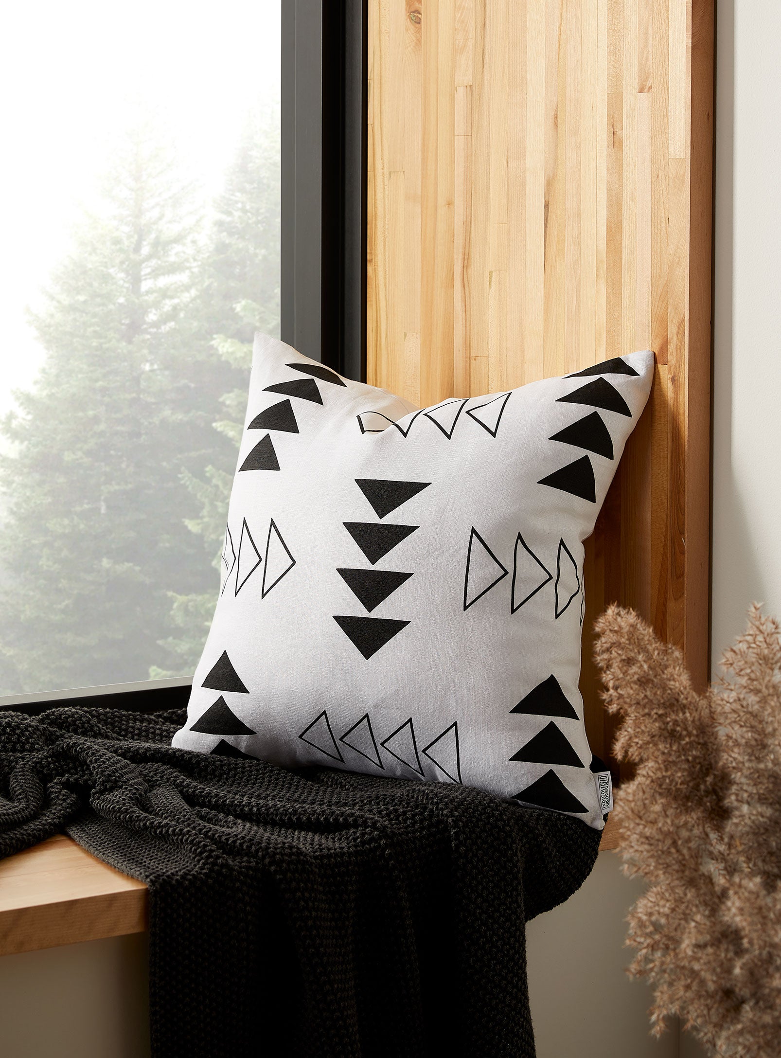 ASINIIKAA (many rocks) Pillow - linen/linen